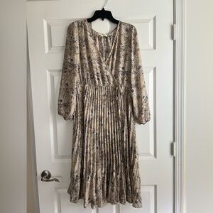 NWOT Iris Bloom Floral Pleated Long Sleeve V-neck Midi Dress Tan / Black Large